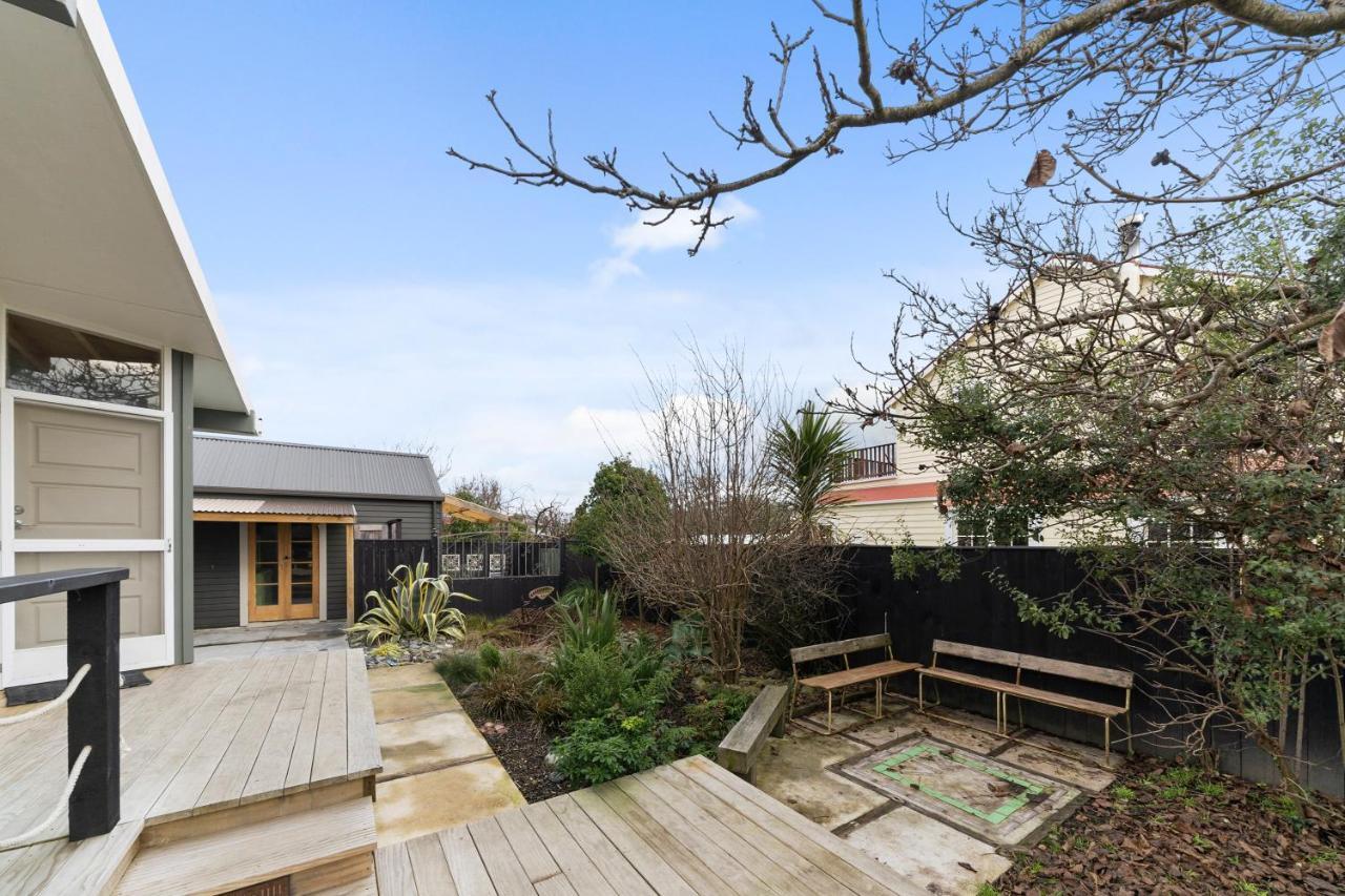 The Walnut Tree House - Martinborough Holiday Home Экстерьер фото