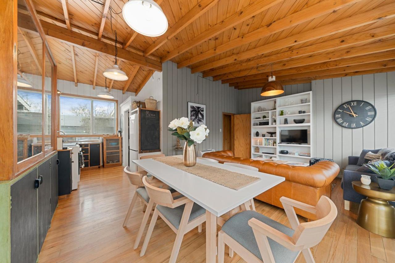 The Walnut Tree House - Martinborough Holiday Home Экстерьер фото