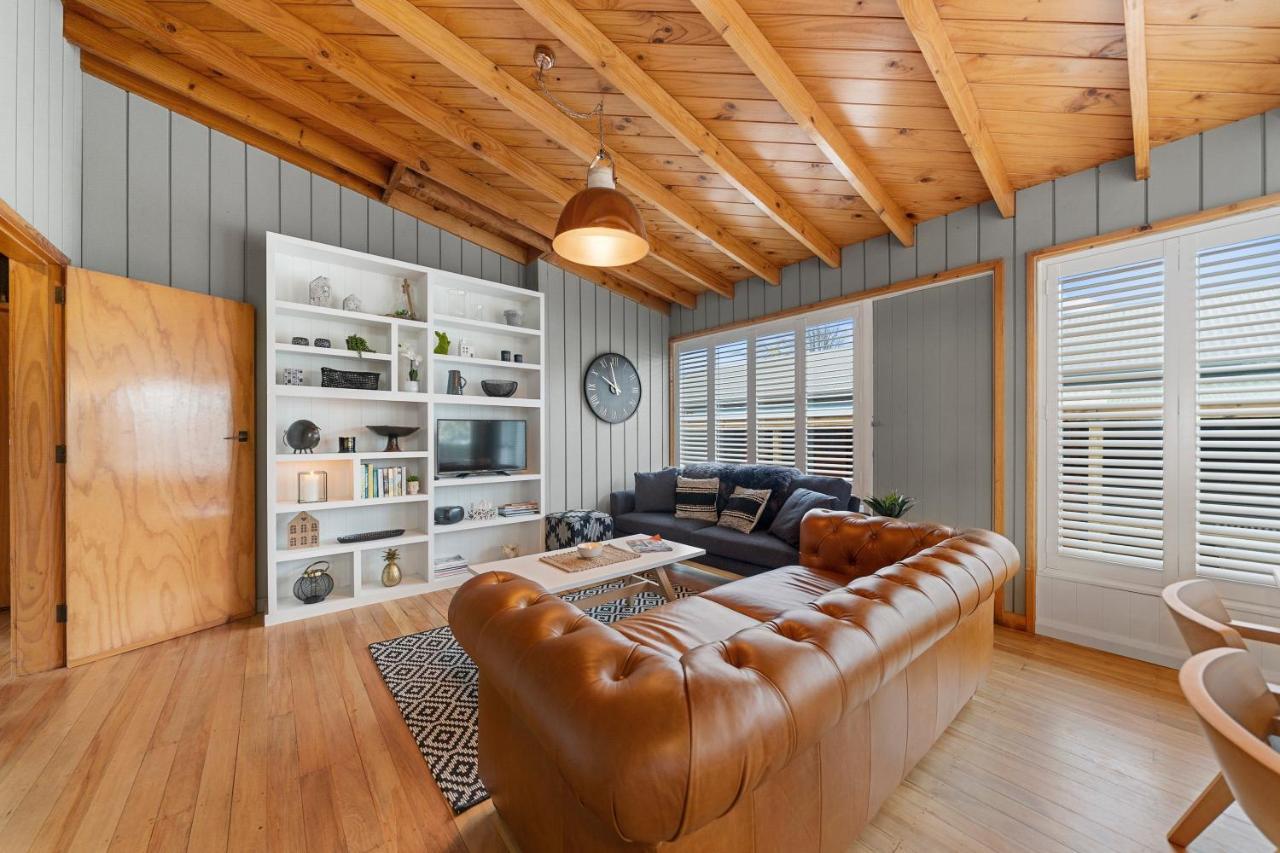 The Walnut Tree House - Martinborough Holiday Home Экстерьер фото