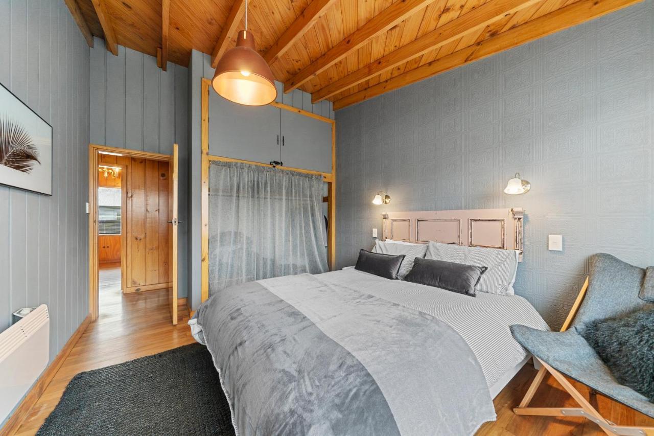 The Walnut Tree House - Martinborough Holiday Home Экстерьер фото