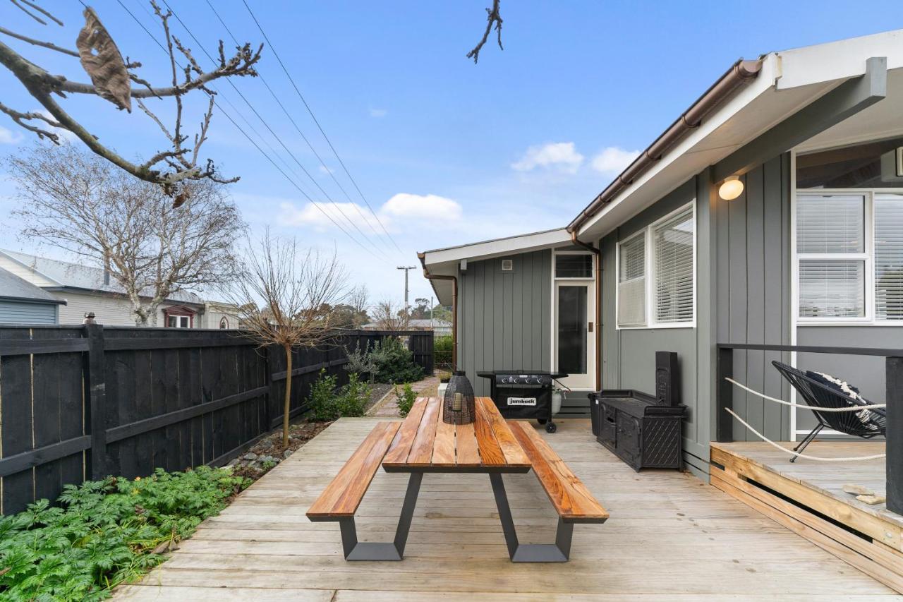 The Walnut Tree House - Martinborough Holiday Home Экстерьер фото