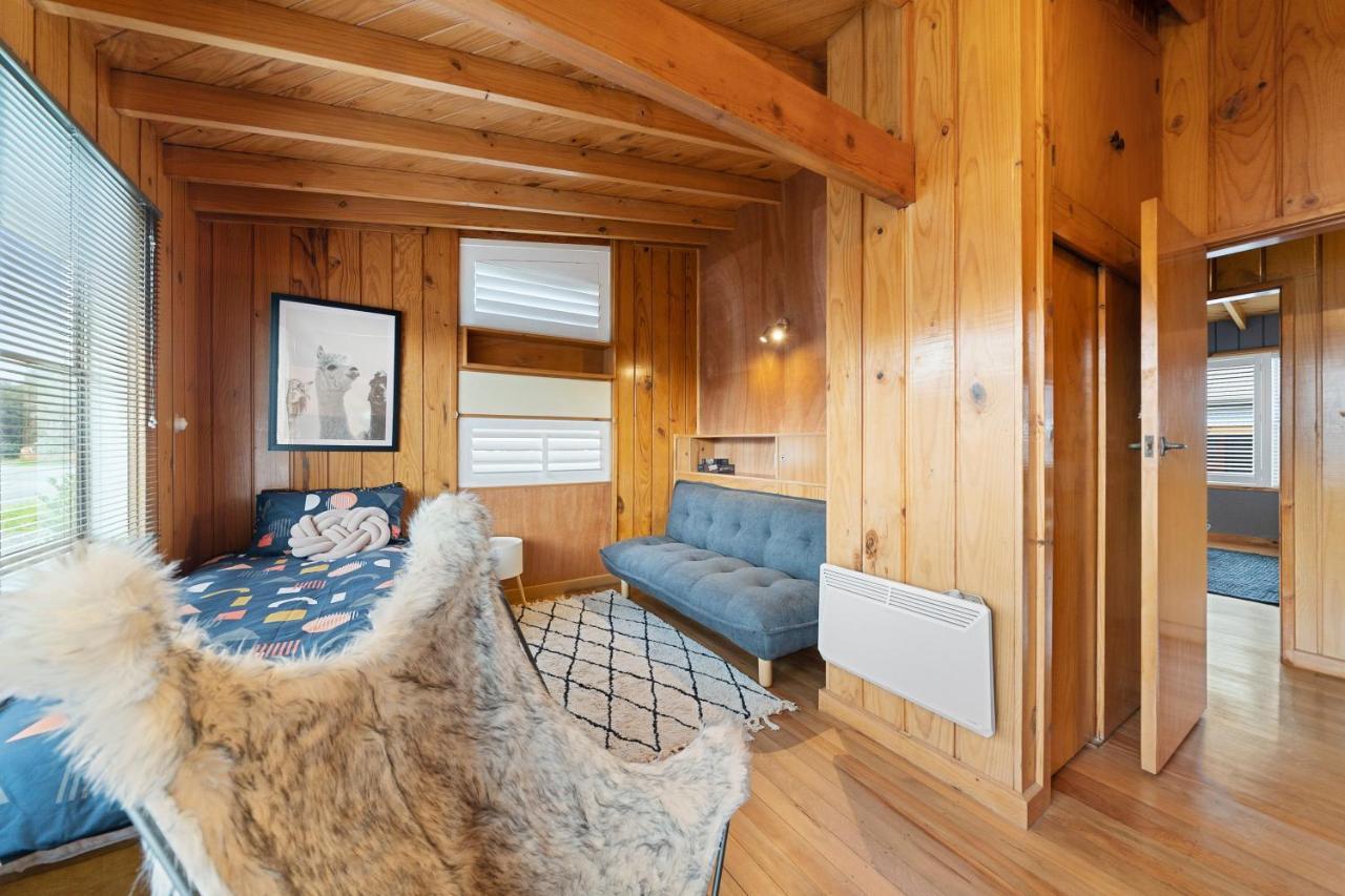 The Walnut Tree House - Martinborough Holiday Home Экстерьер фото